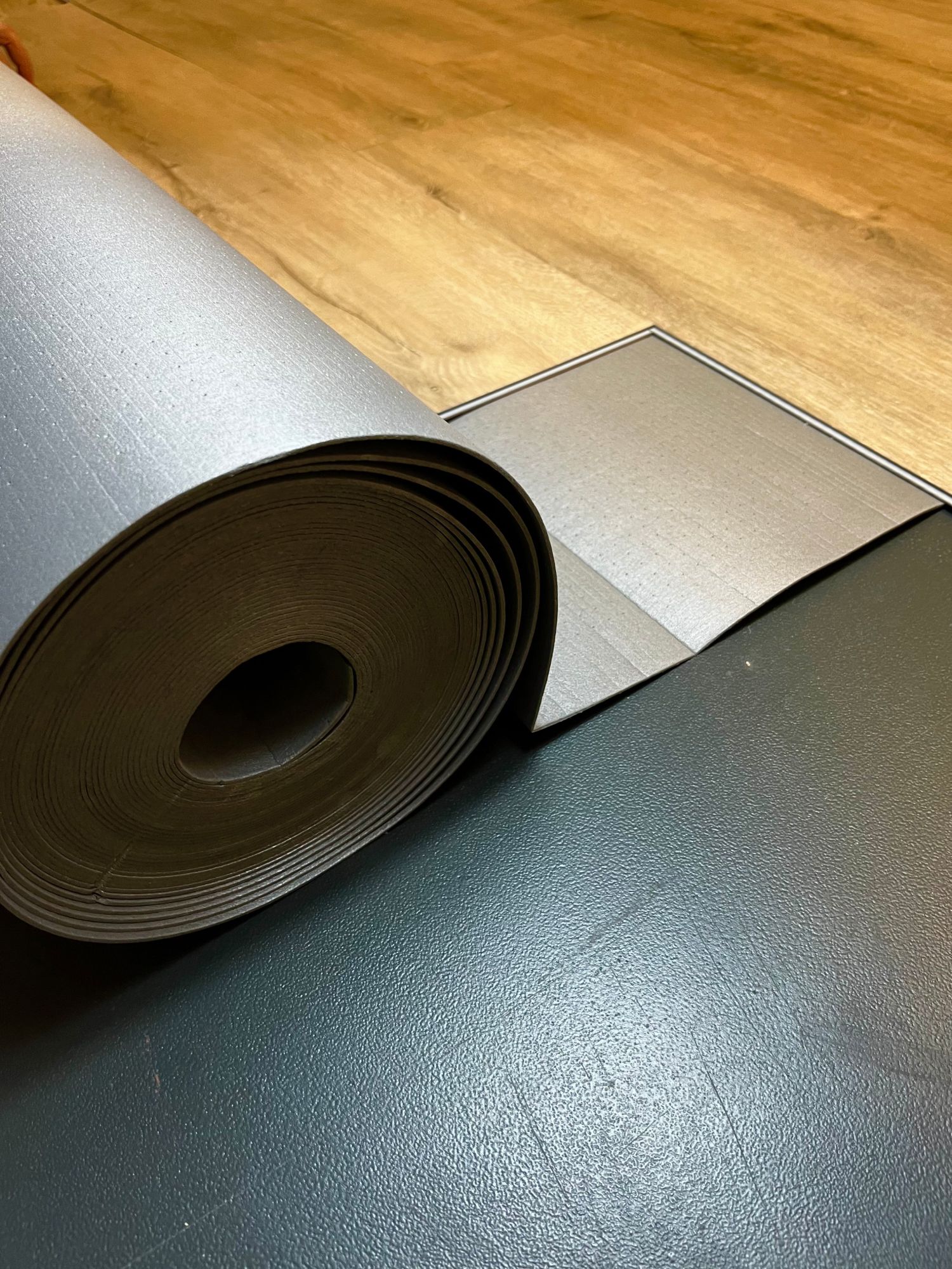 Podložka pod podlahu Profi Floor 2 mm 16,5 m2 - role šedá (48 rolí, 792 m2 paleta)
